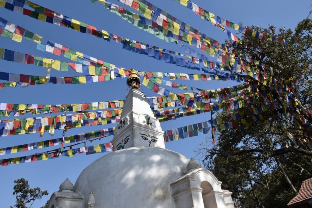 stoupa drapeaux prières bouddhisme et méditation tibet